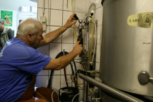 Ein Münchner Hausbrauer befüllt eine Bierflasche. (Ganzes Video auf Klick)